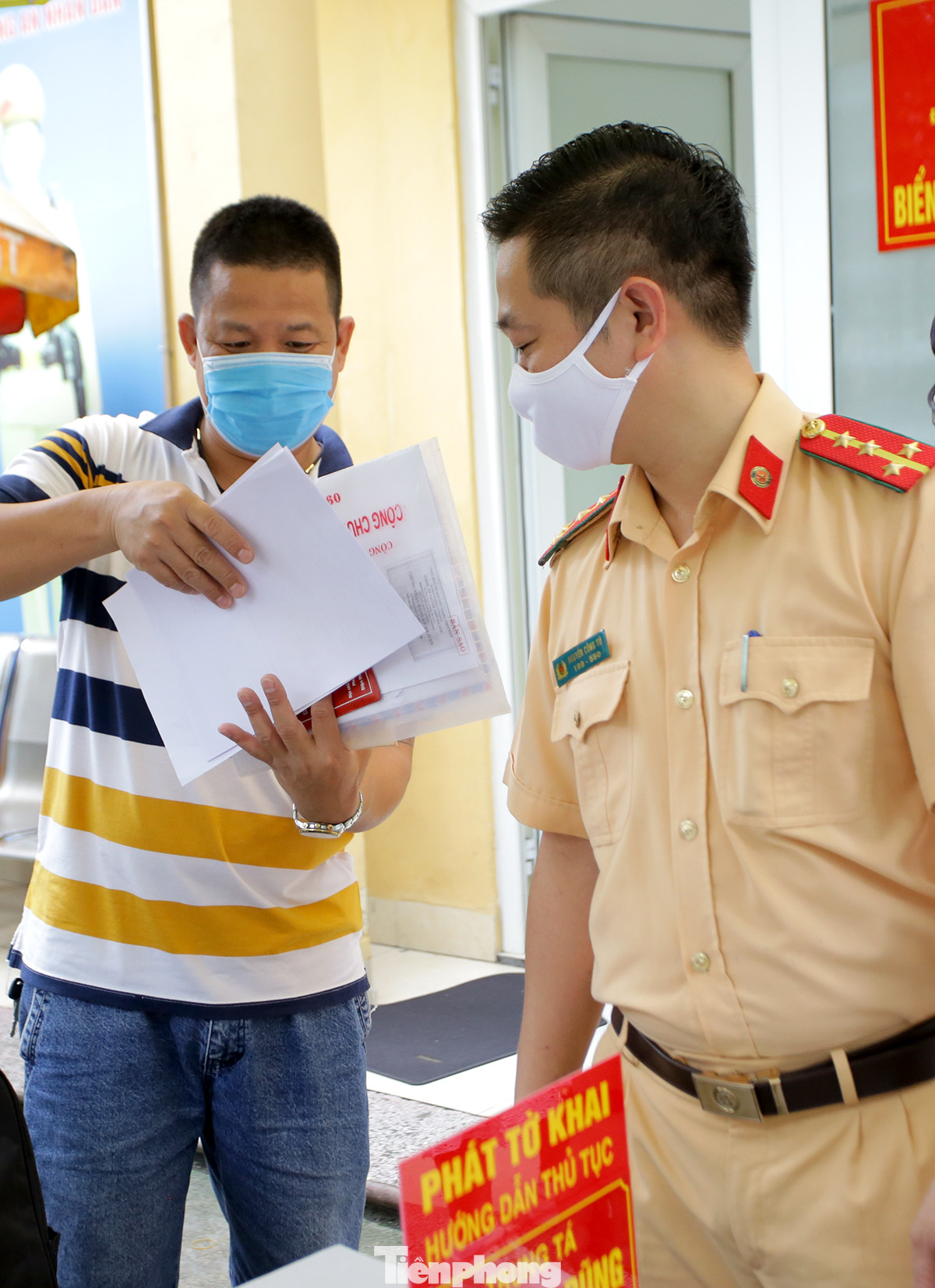 Cận cảnh thủ tục xe biển vàng được cấp đổi trong tuần đầu tiên triển khai ở Hà Nội ảnh 4