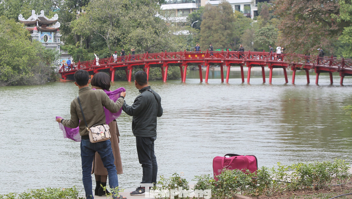 Người lao động ở Hà Nội mưu sinh trong đợt rét mạnh nhất từ đầu mùa đông ảnh 9