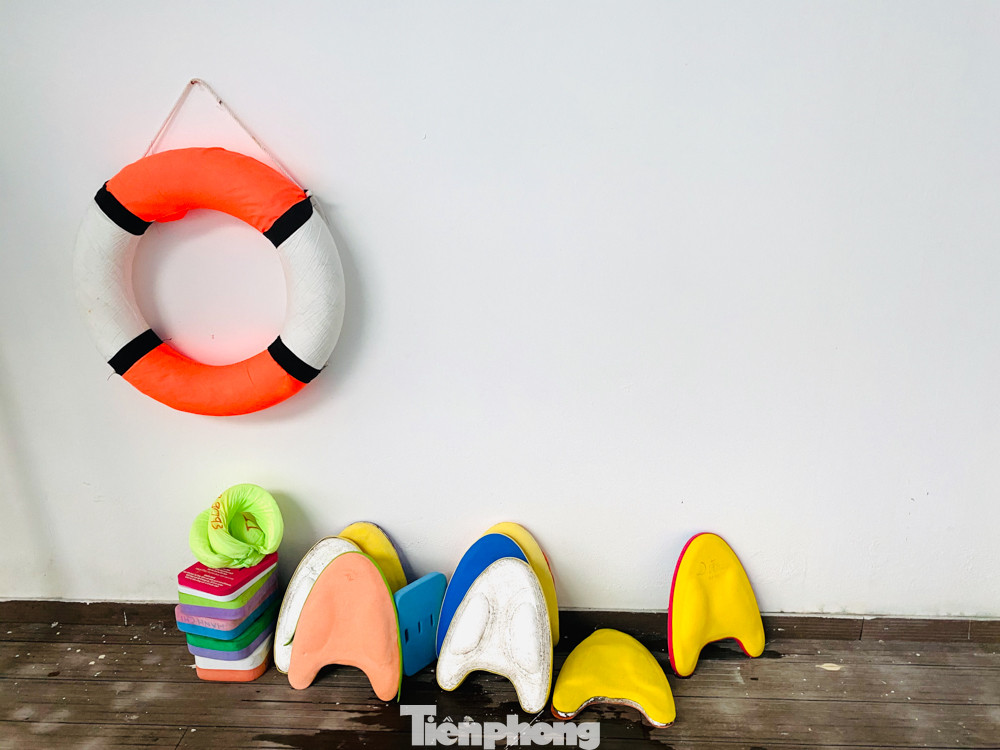 Người dân đến bể bơi giải nhiệt khi trời Hà Nội 'đỏng đảnh' hết mưa lại nắng ảnh 11