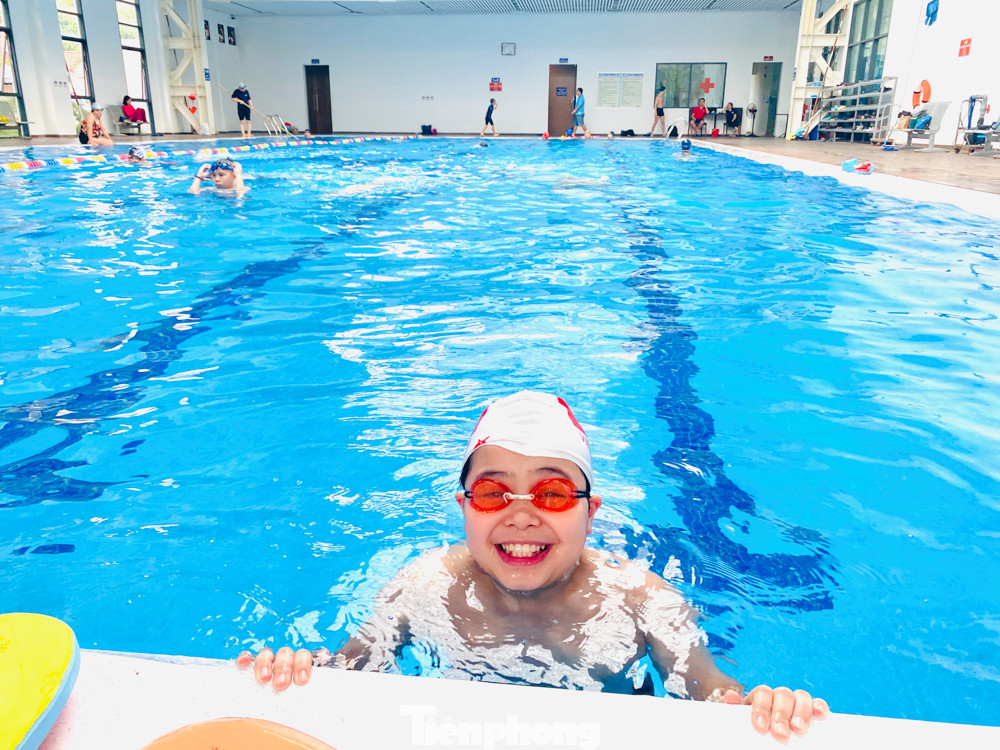 Người dân đến bể bơi giải nhiệt khi trời Hà Nội 'đỏng đảnh' hết mưa lại nắng ảnh 4