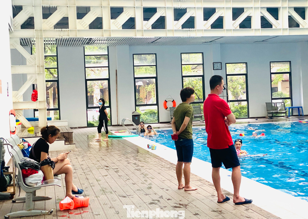 Người dân đến bể bơi giải nhiệt khi trời Hà Nội 'đỏng đảnh' hết mưa lại nắng ảnh 8