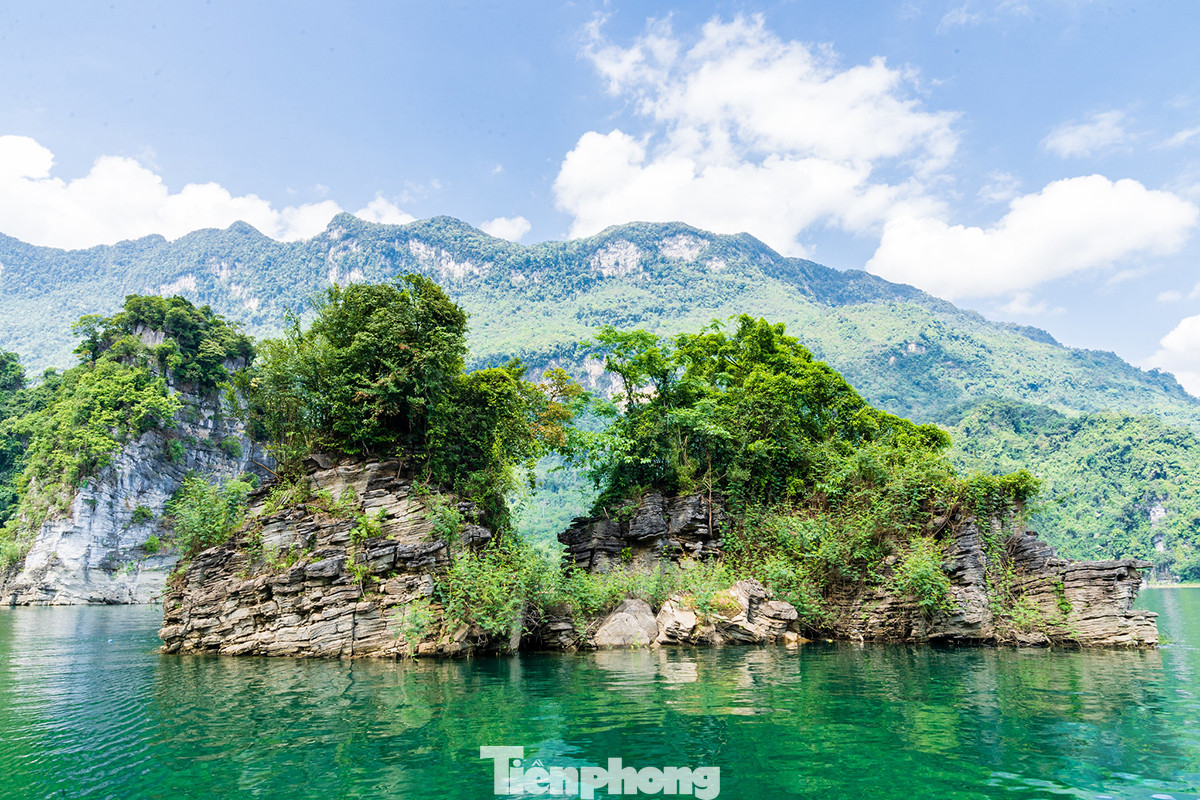 Ngẩn ngơ trước vẻ đẹp của 'Vịnh Hạ Long' giữa đại ngàn xanh thẳm ảnh 12