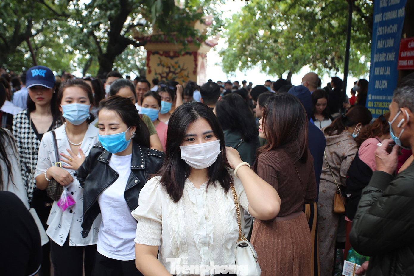 Người dân Thủ đô chen chân đi lễ Phủ Tây Hồ ngày đầu tháng 11 âm lịch ảnh 10