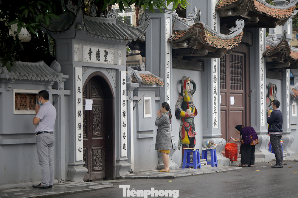 Đền chùa ở Hà Nội vẫn đóng ngày mùng 1, người dân đứng vái vọng từ xa ảnh 2