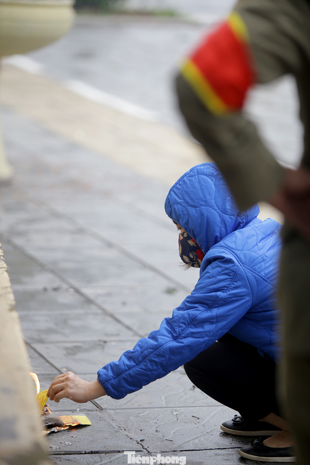 Đền chùa ở Hà Nội vẫn đóng ngày mùng 1, người dân đứng vái vọng từ xa ảnh 3