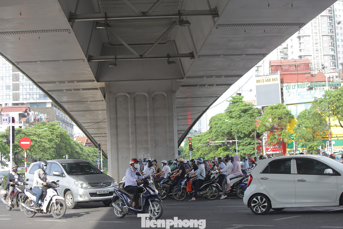 Người dân Hà Nội đổ về công viên, hồ nước, gầm cầu trốn nắng nóng 'thiêu đốt' ảnh 8