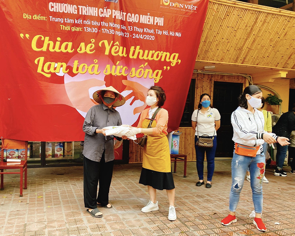 Những tấm lòng thiện nguyện sưởi ấm tình người mùa dịch COVID-19 ảnh 7