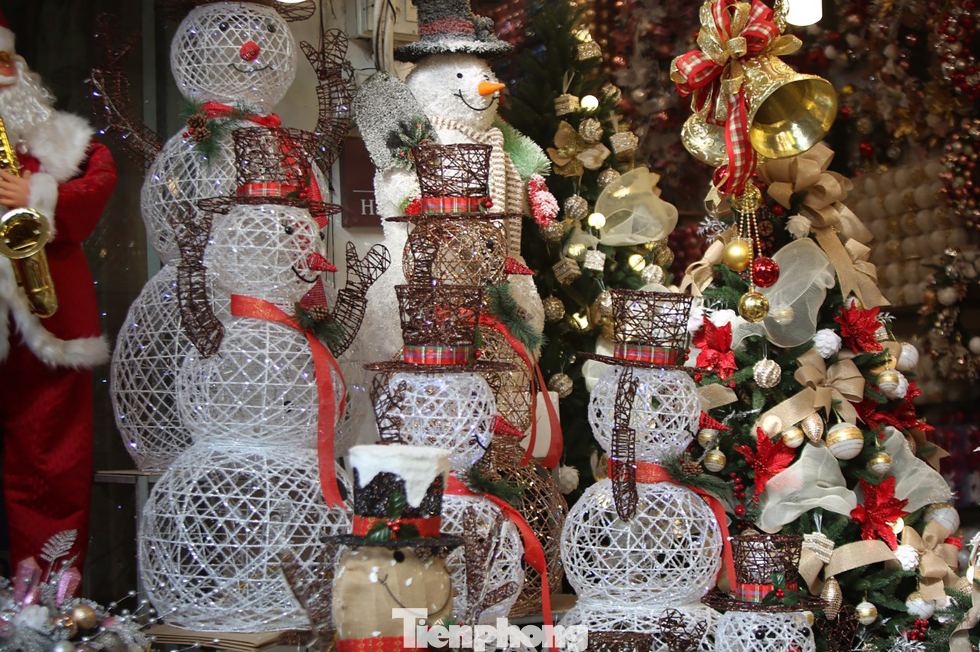 Giới trẻ lên phố Hàng Mã chụp ảnh Giáng sinh ảnh 12