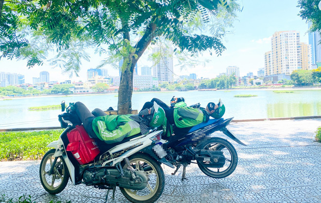 “Săn bóng râm” tranh thủ chợp mắt giữa trưa nắng Hà Nội ảnh 2