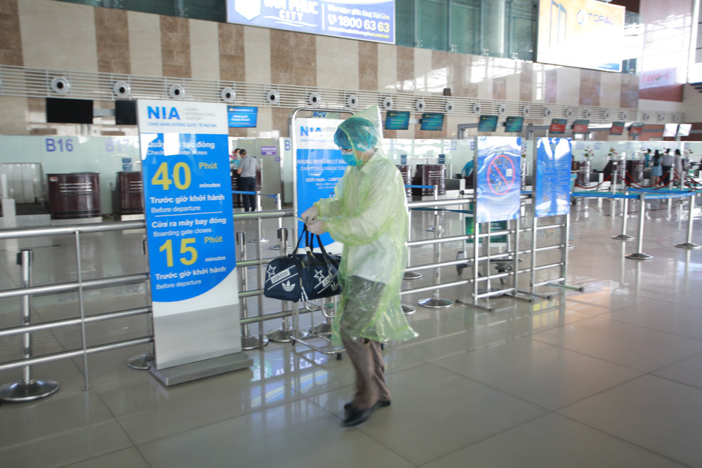 Máy bay đỗ đầy cảng, nhà ga Nội Bài 'vắng như chùa bà đanh' ảnh 12