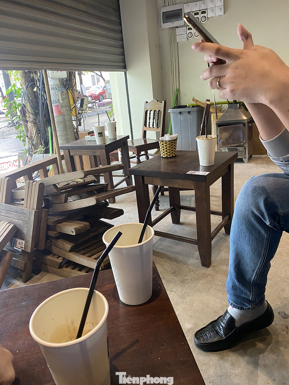 Hà Nội: Người dân lại đổ ra đường, có nơi ùn tắc nhẹ dù đang cách ly xã hội ảnh 14