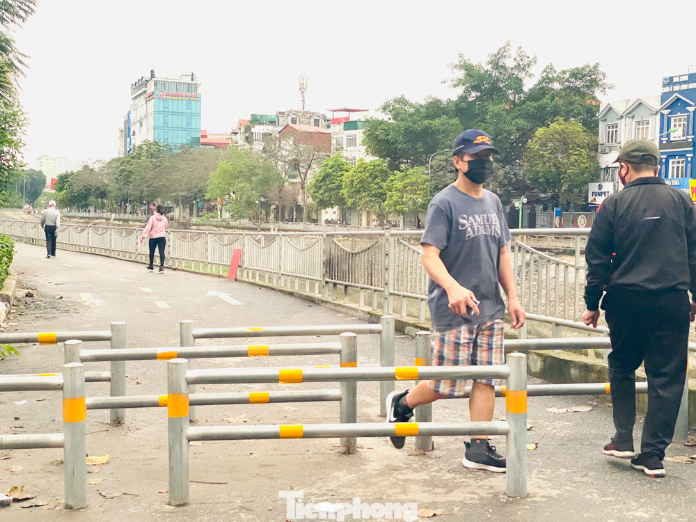 Hà Nội: Đóng cửa công viên, nhiều người dân vẫn ra đường tập thể dục ảnh 10