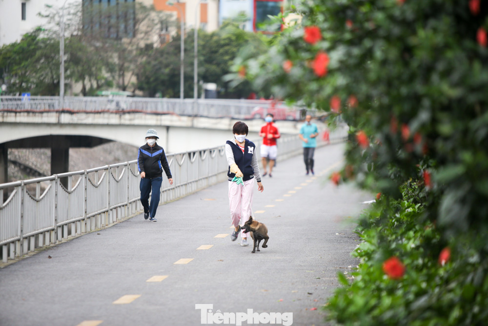 Hà Nội: Đóng cửa công viên, nhiều người dân vẫn ra đường tập thể dục ảnh 4