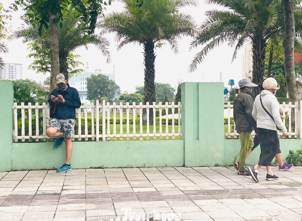 Hà Nội: Đóng cửa công viên, nhiều người dân vẫn ra đường tập thể dục ảnh 2