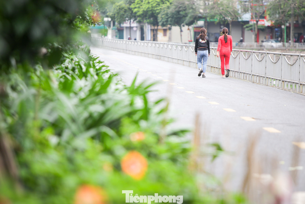 Hà Nội: Đóng cửa công viên, nhiều người dân vẫn ra đường tập thể dục ảnh 9