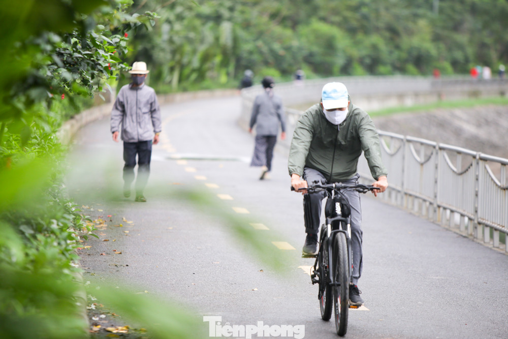 Hà Nội: Đóng cửa công viên, nhiều người dân vẫn ra đường tập thể dục ảnh 5