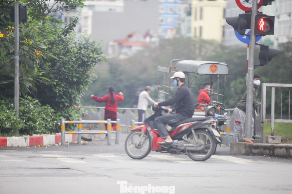 Hà Nội: Đóng cửa công viên, nhiều người dân vẫn ra đường tập thể dục ảnh 12