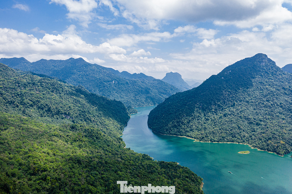 Ngẩn ngơ trước vẻ đẹp của 'Vịnh Hạ Long' giữa đại ngàn xanh thẳm ảnh 7