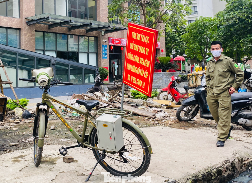 Vẫn họp chợ dưới lòng đường, hè phố ngay sau... biển cấm ảnh 5