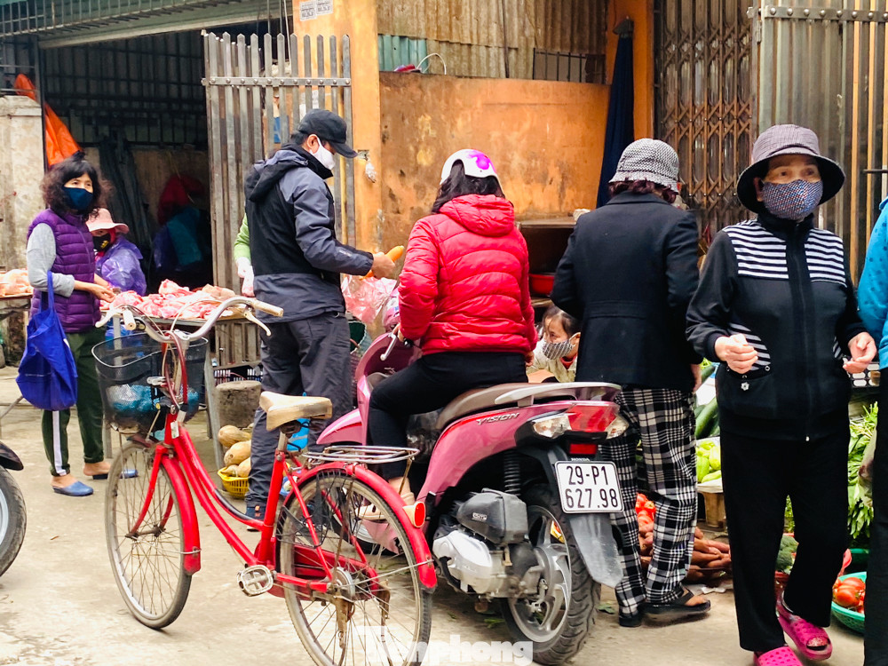 Vẫn họp chợ dưới lòng đường, hè phố ngay sau... biển cấm ảnh 8