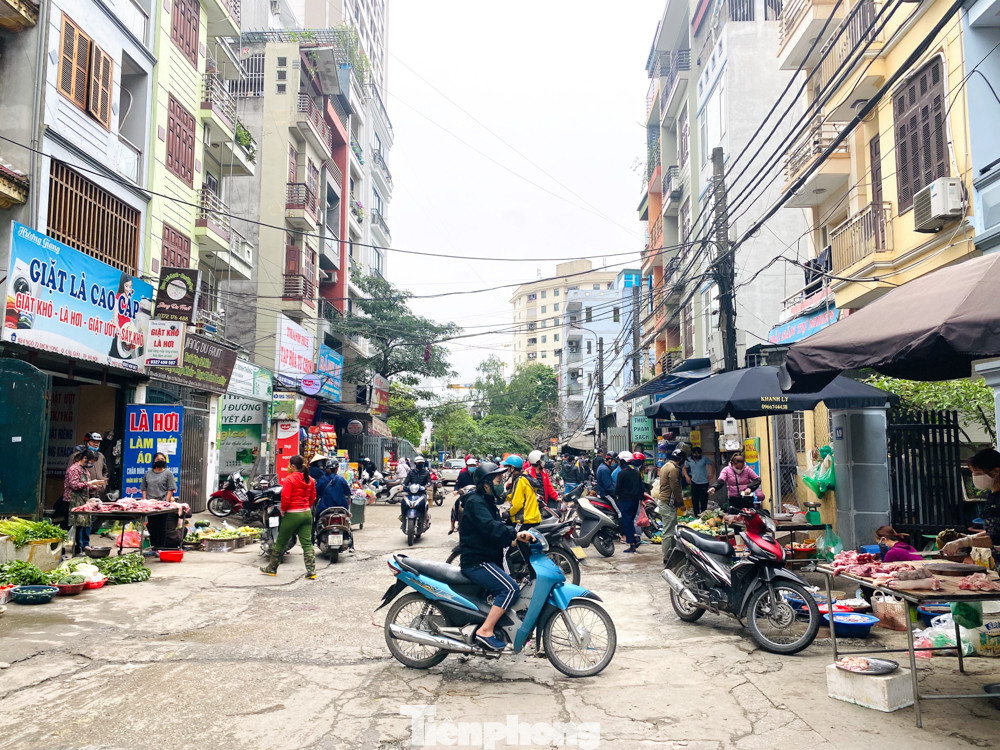 Vẫn họp chợ dưới lòng đường, hè phố ngay sau... biển cấm ảnh 2