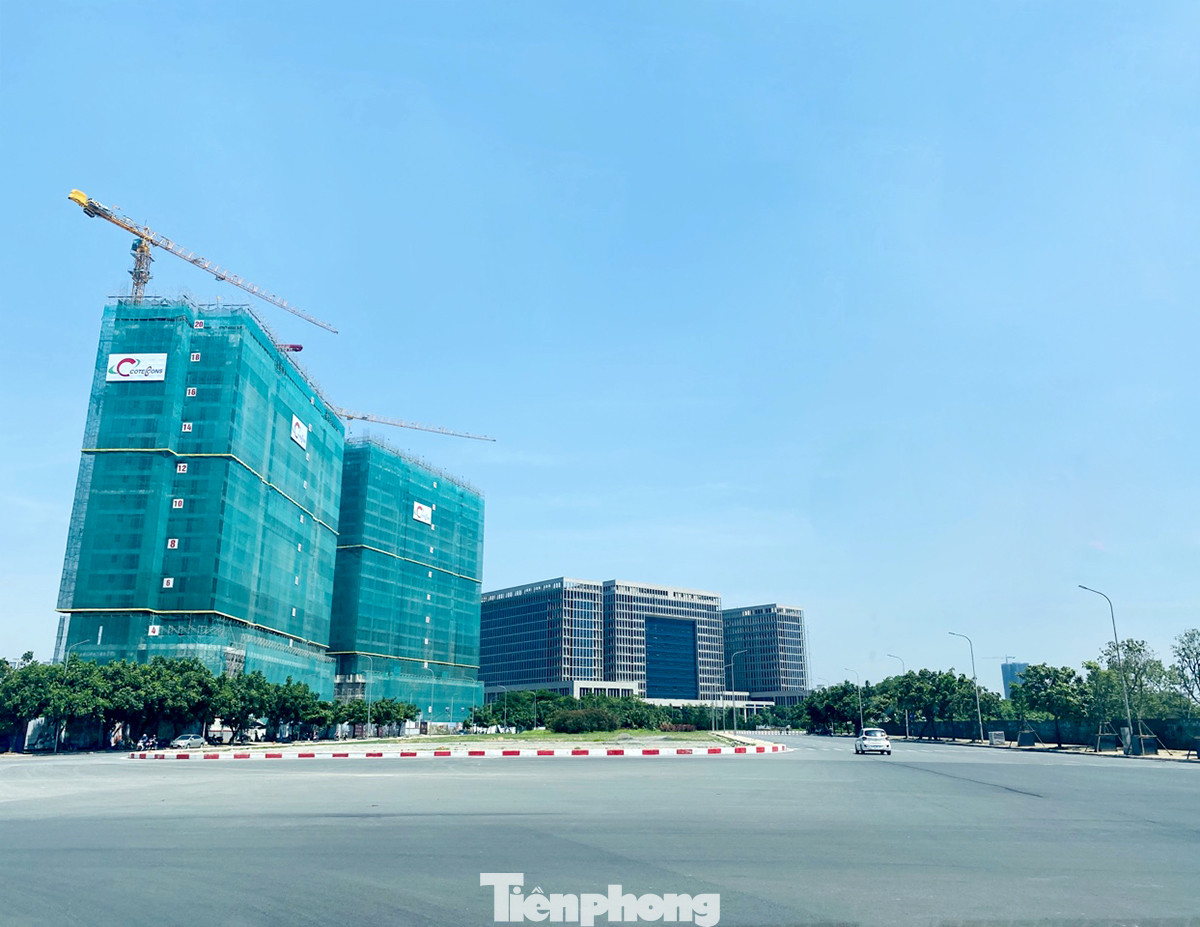 Nắng 50 độ C, đường Hà Nội vắng 'như chùa bà đanh' ảnh 10