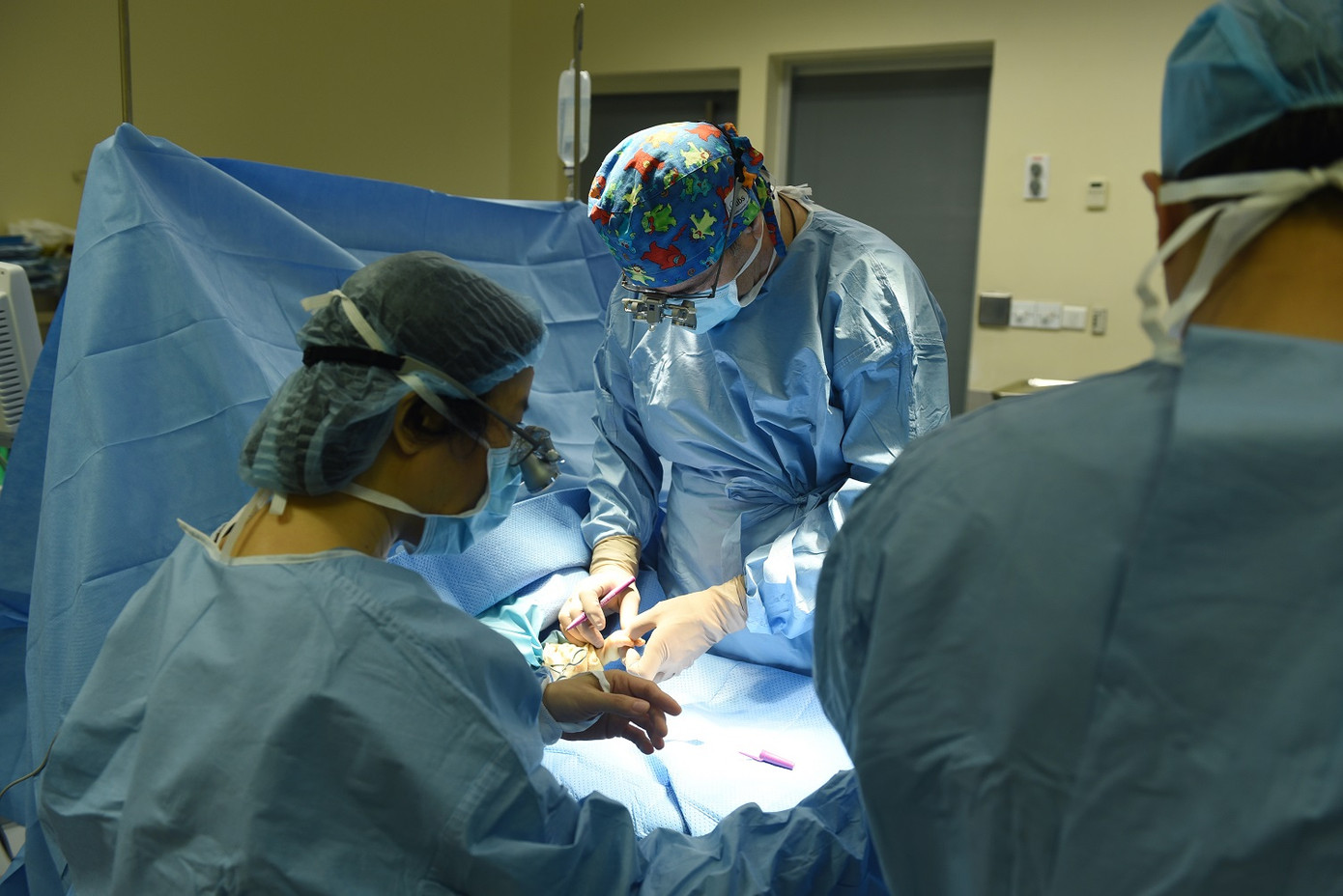 Nhiều bệnh nhi nghèo được phẫu thuật dị tật tay miễn phí ảnh 1