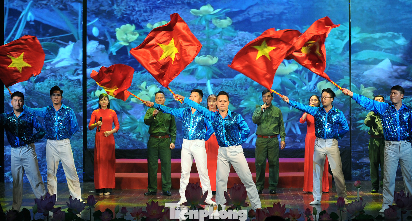 Liên hoan ca khúc cách mạng ủng hộ đồng bào lũ lụt miền Trung ảnh 11