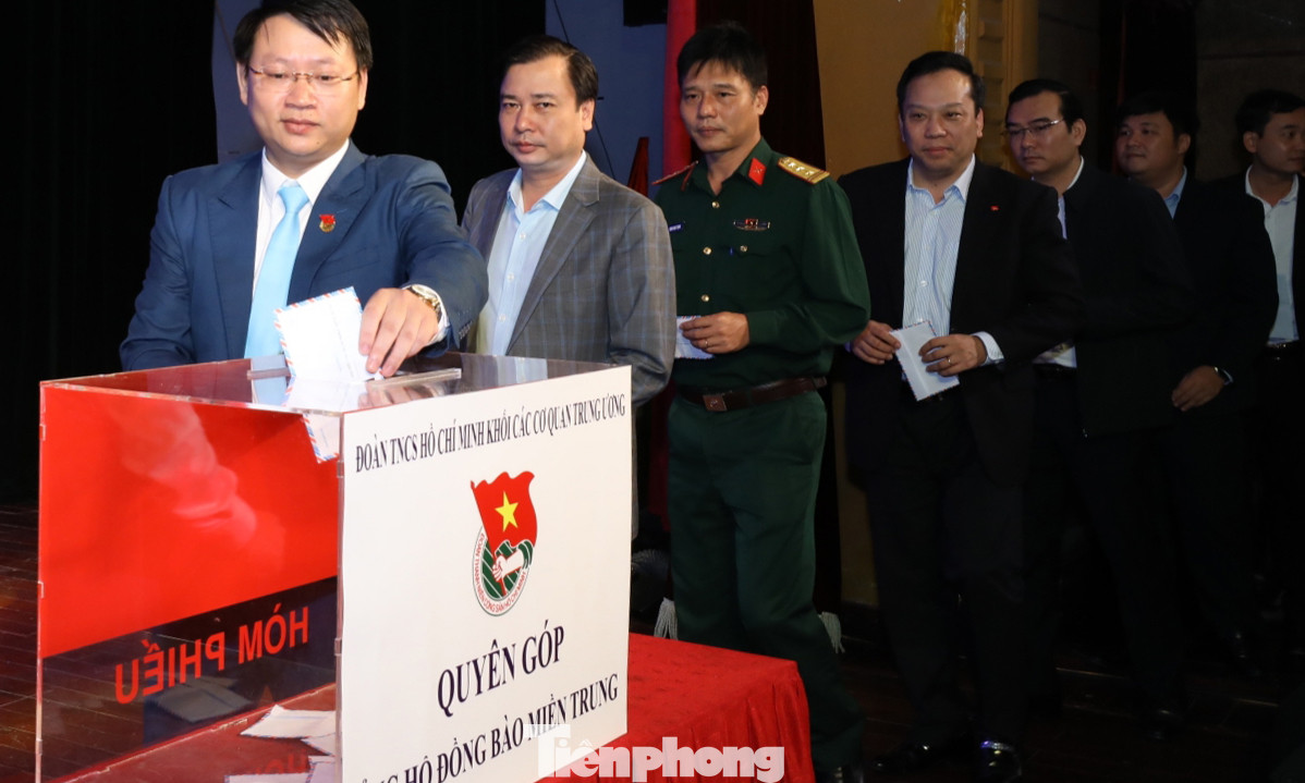 Liên hoan ca khúc cách mạng ủng hộ đồng bào lũ lụt miền Trung ảnh 3