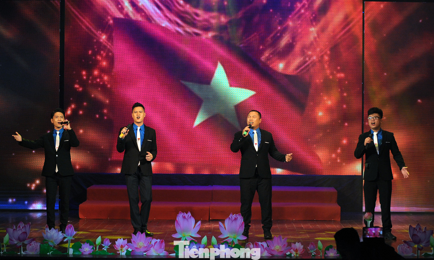 Liên hoan ca khúc cách mạng ủng hộ đồng bào lũ lụt miền Trung ảnh 8