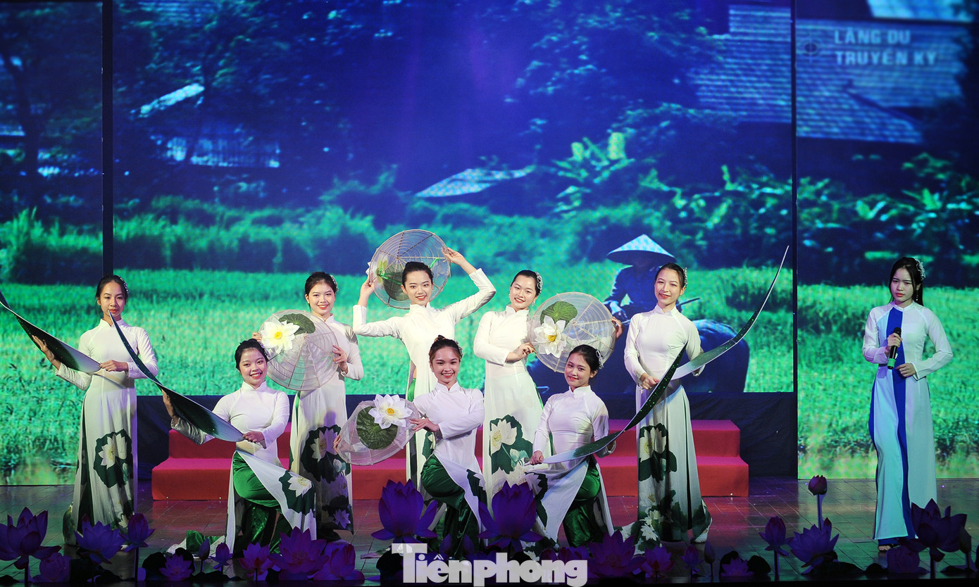 Liên hoan ca khúc cách mạng ủng hộ đồng bào lũ lụt miền Trung ảnh 10