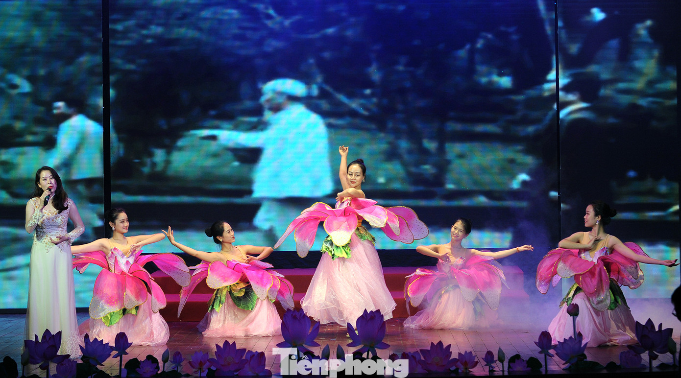 Liên hoan ca khúc cách mạng ủng hộ đồng bào lũ lụt miền Trung ảnh 7