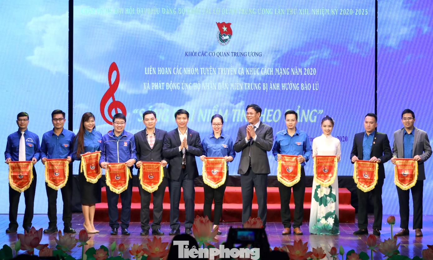 Liên hoan ca khúc cách mạng ủng hộ đồng bào lũ lụt miền Trung ảnh 5