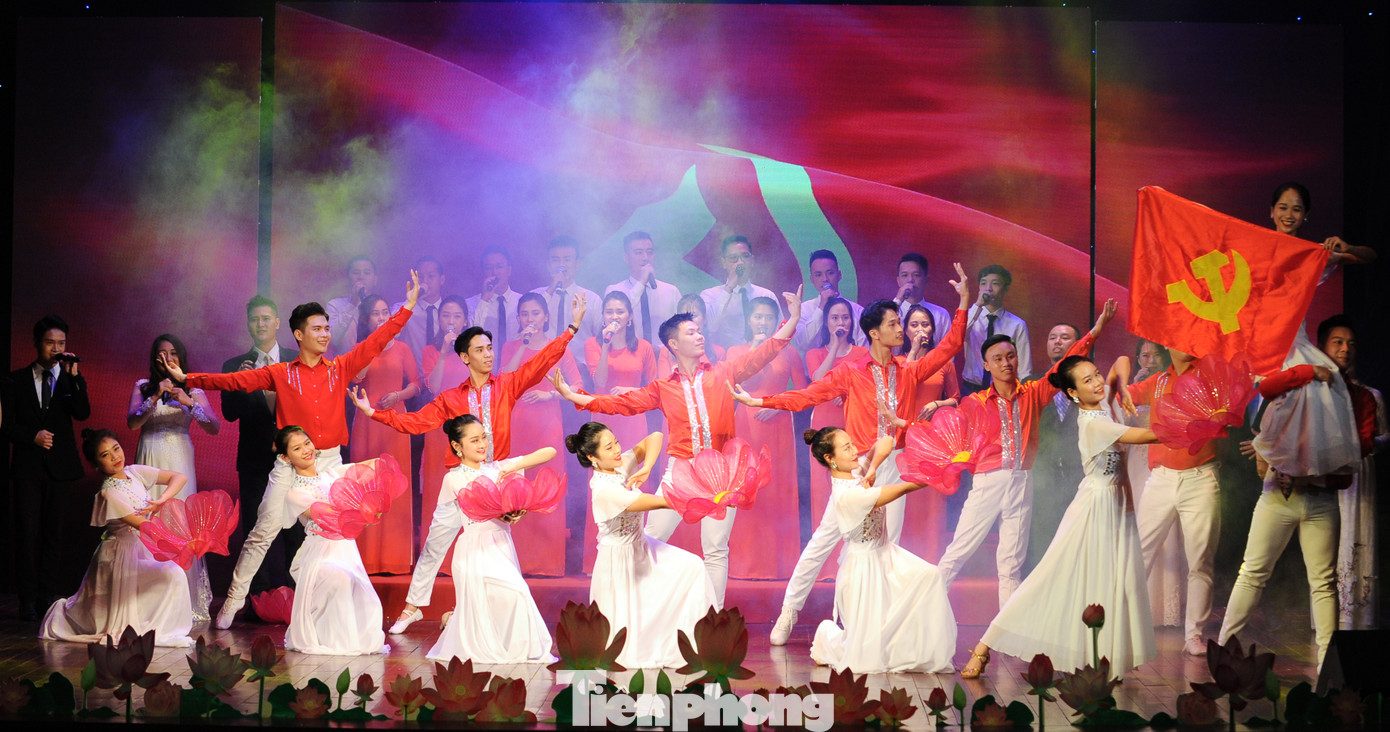 Liên hoan ca khúc cách mạng ủng hộ đồng bào lũ lụt miền Trung ảnh 1