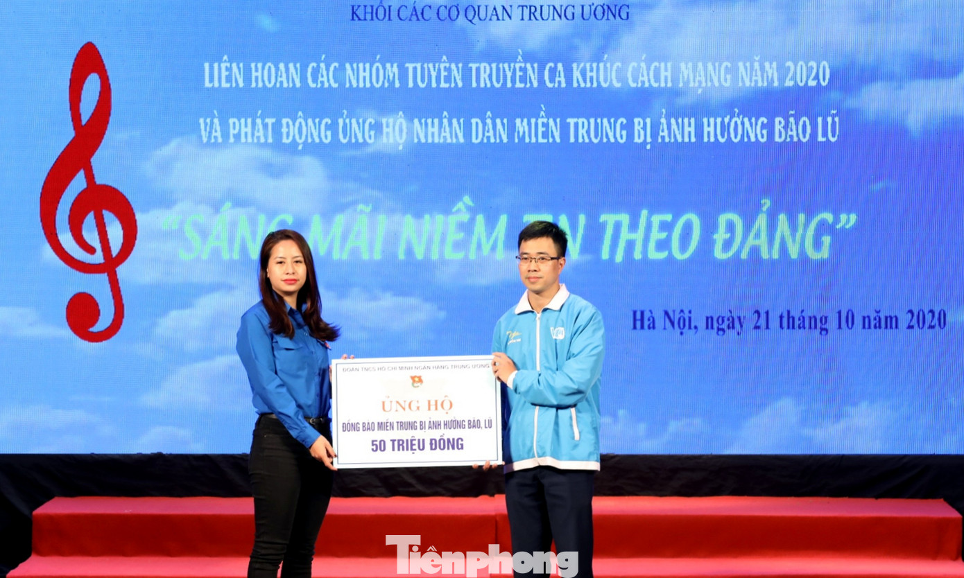 Liên hoan ca khúc cách mạng ủng hộ đồng bào lũ lụt miền Trung ảnh 4