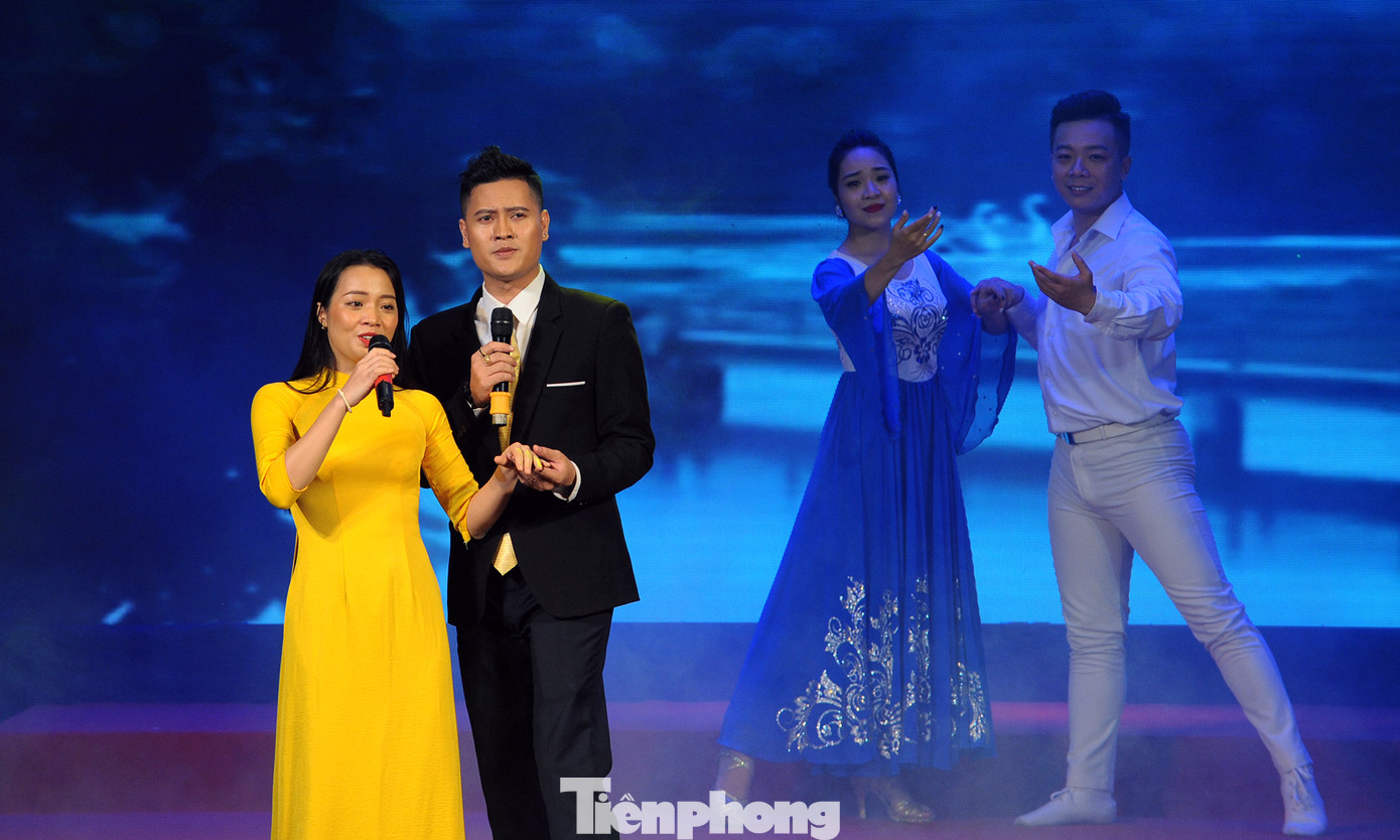 Liên hoan ca khúc cách mạng ủng hộ đồng bào lũ lụt miền Trung ảnh 6