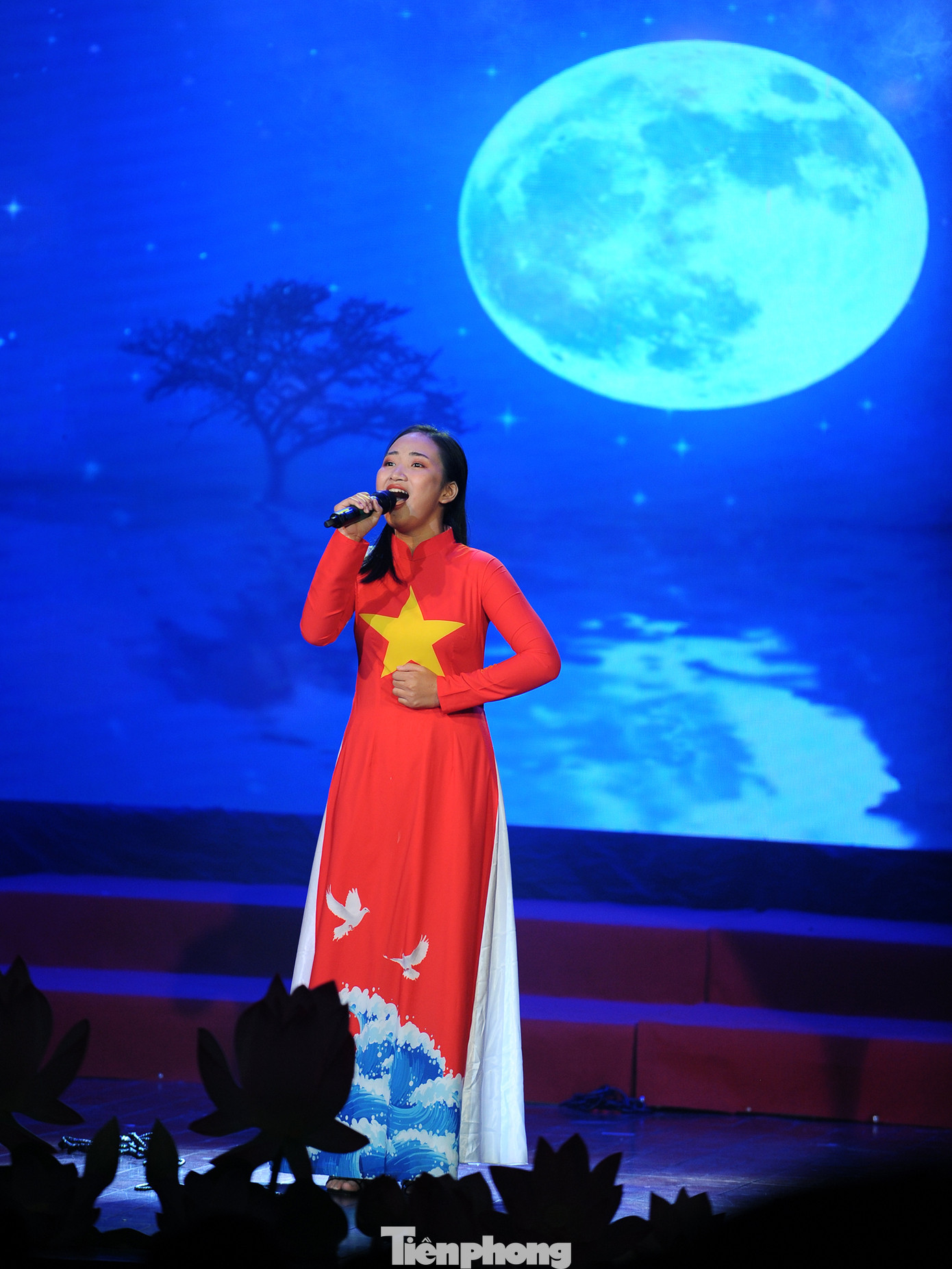 Liên hoan ca khúc cách mạng ủng hộ đồng bào lũ lụt miền Trung ảnh 14