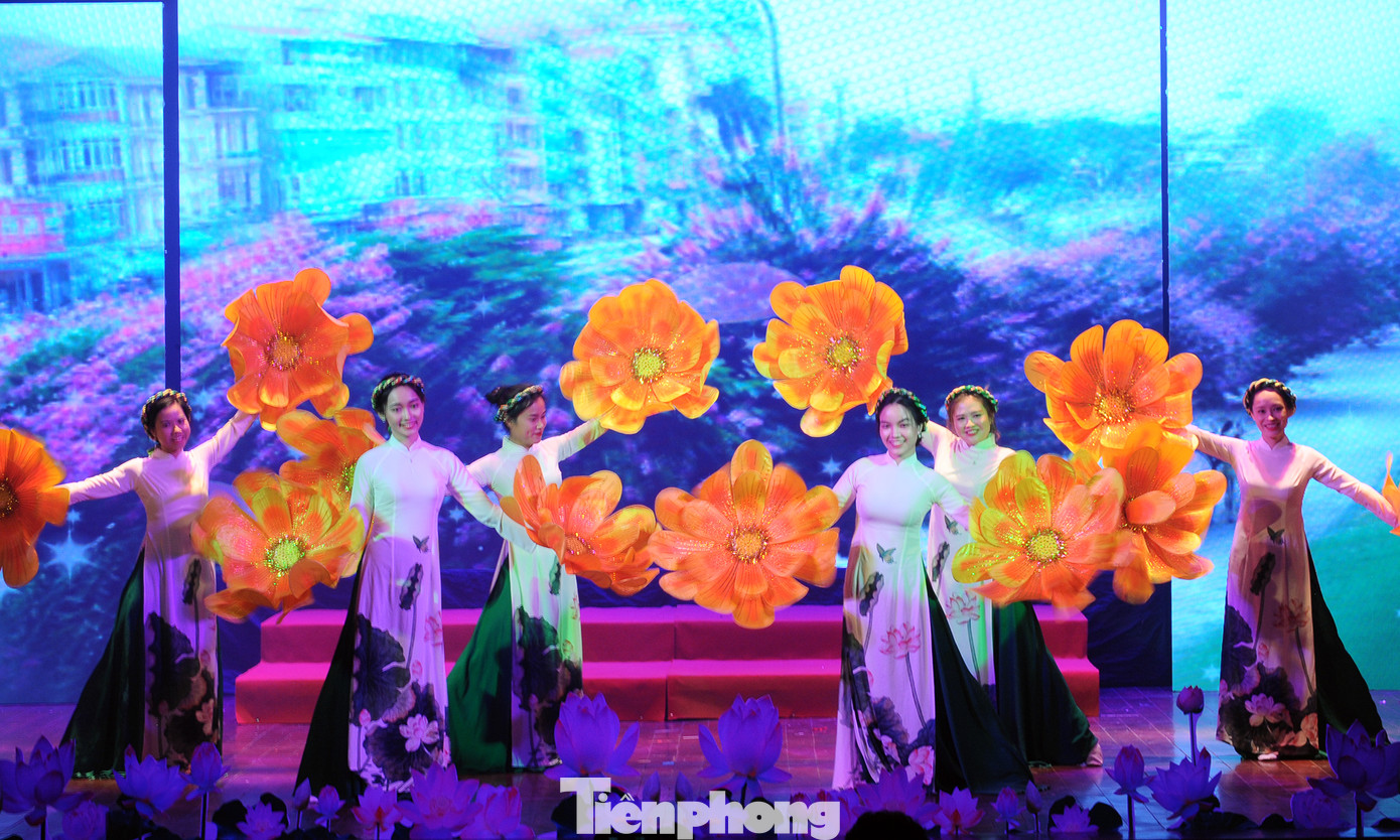 Liên hoan ca khúc cách mạng ủng hộ đồng bào lũ lụt miền Trung ảnh 9