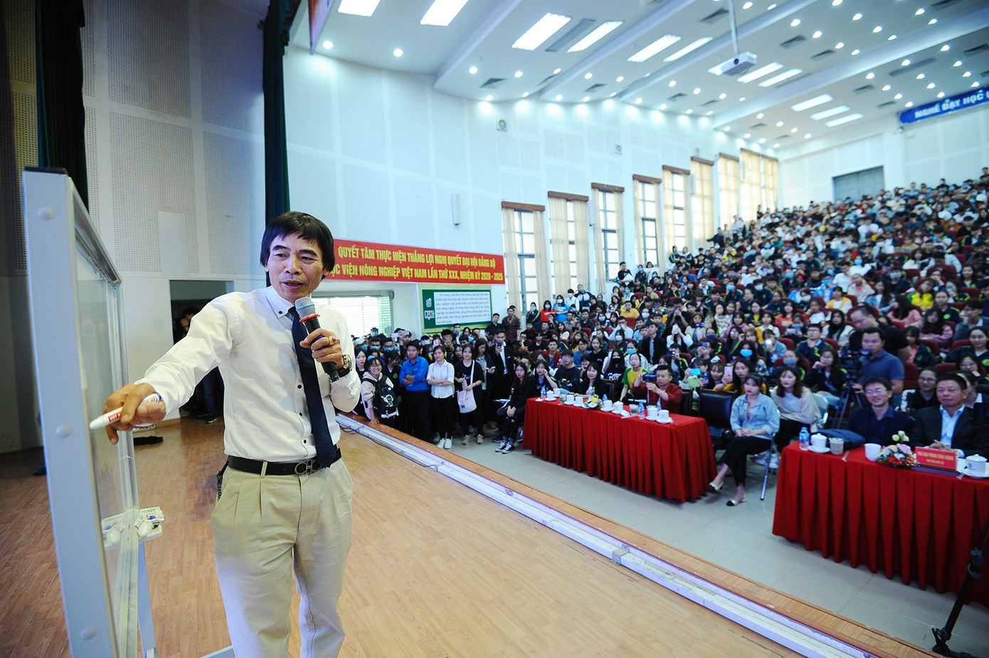 TS Lê Thẩm Dương, 1977 Vlog chia sẻ tại 'Trường học hay Trường đời' ảnh 4