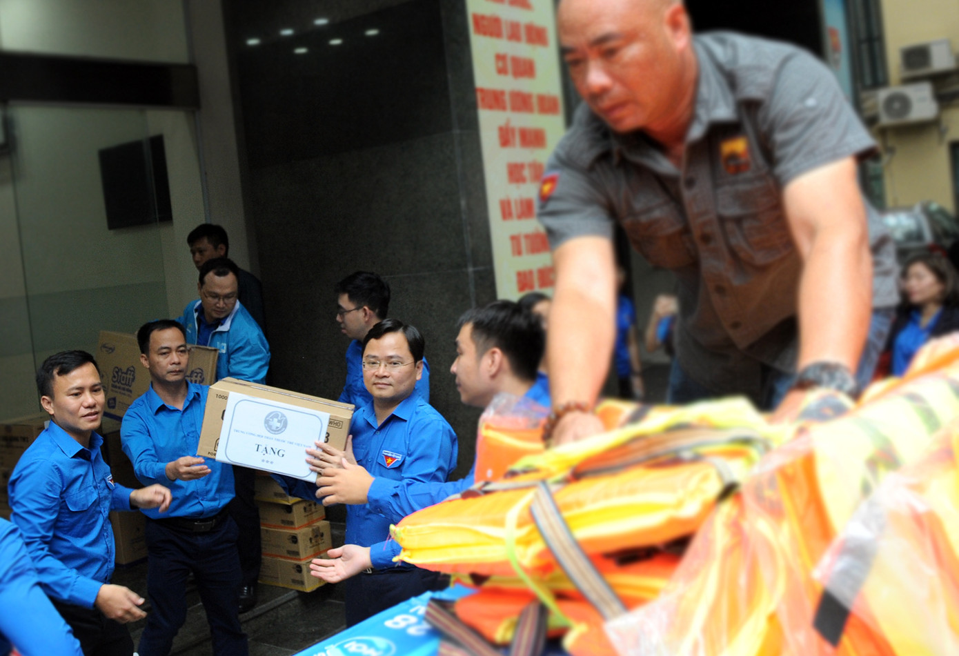 T.Ư Đoàn quyên góp hơn 20 tỉ đồng hỗ trợ đồng bào miền Trung bị lũ lụt ảnh 5