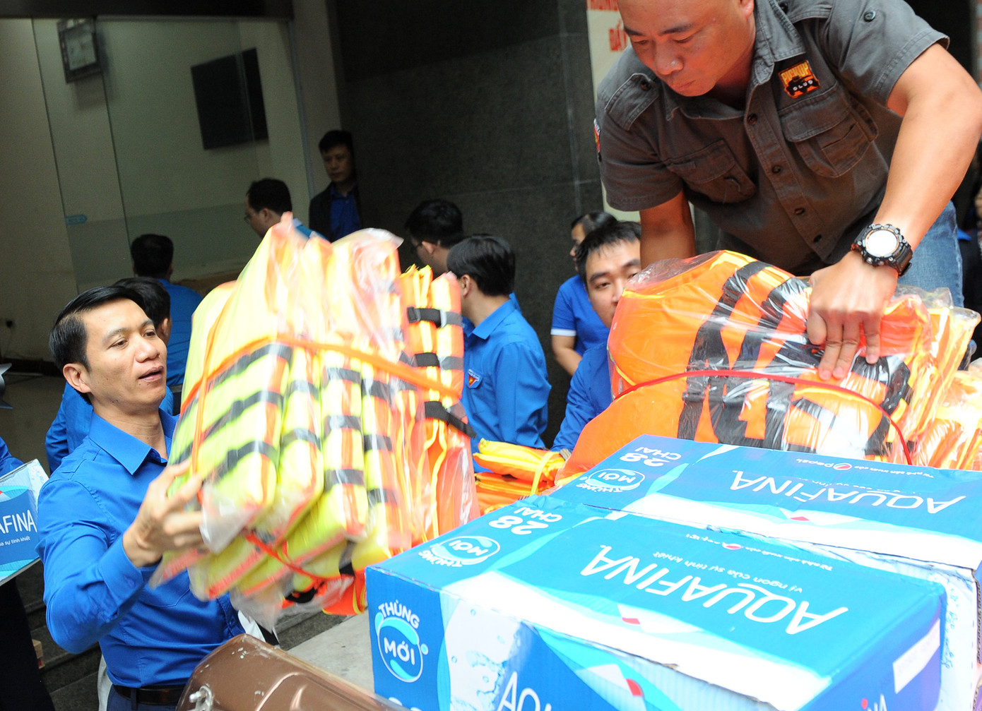 T.Ư Đoàn quyên góp hơn 20 tỉ đồng hỗ trợ đồng bào miền Trung bị lũ lụt ảnh 6