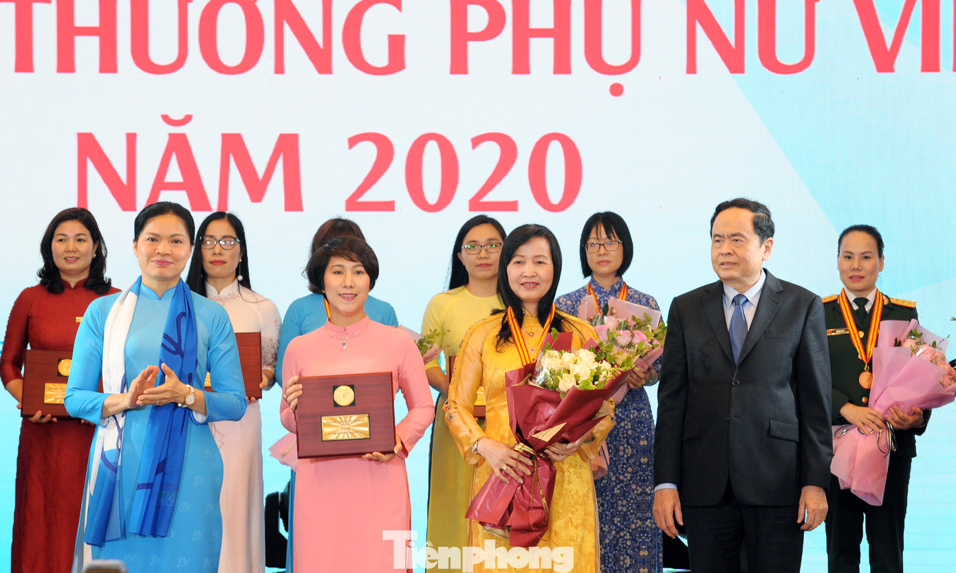 Kỷ niệm 90 năm thành lập Hội LHPN Việt Nam và đại hội thi đua yêu nước ảnh 13