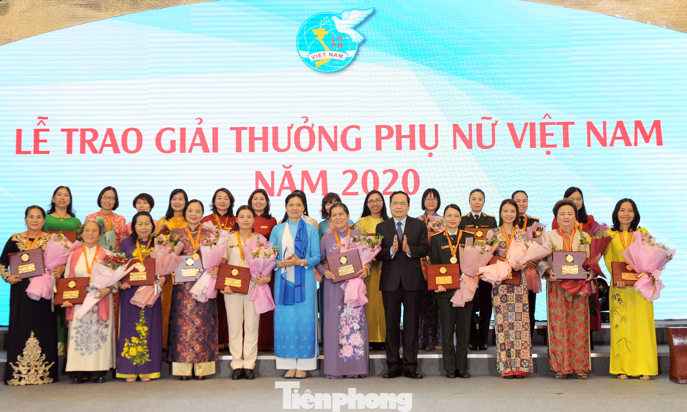 Kỷ niệm 90 năm thành lập Hội LHPN Việt Nam và đại hội thi đua yêu nước ảnh 14