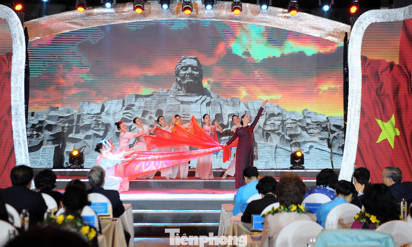Kỷ niệm 90 năm thành lập Hội LHPN Việt Nam và đại hội thi đua yêu nước ảnh 1