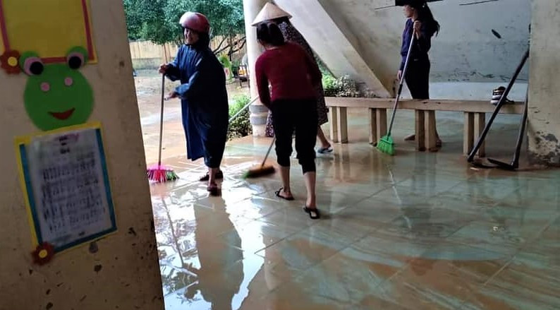 Đoàn cứu trợ lũ lụt hỗ trợ đưa bé trai 5 tuổi đi cấp cứu ảnh 1