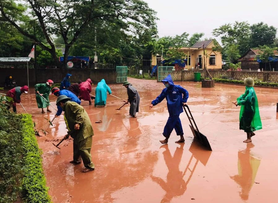 Đoàn cứu trợ lũ lụt hỗ trợ đưa bé trai 5 tuổi đi cấp cứu ảnh 2