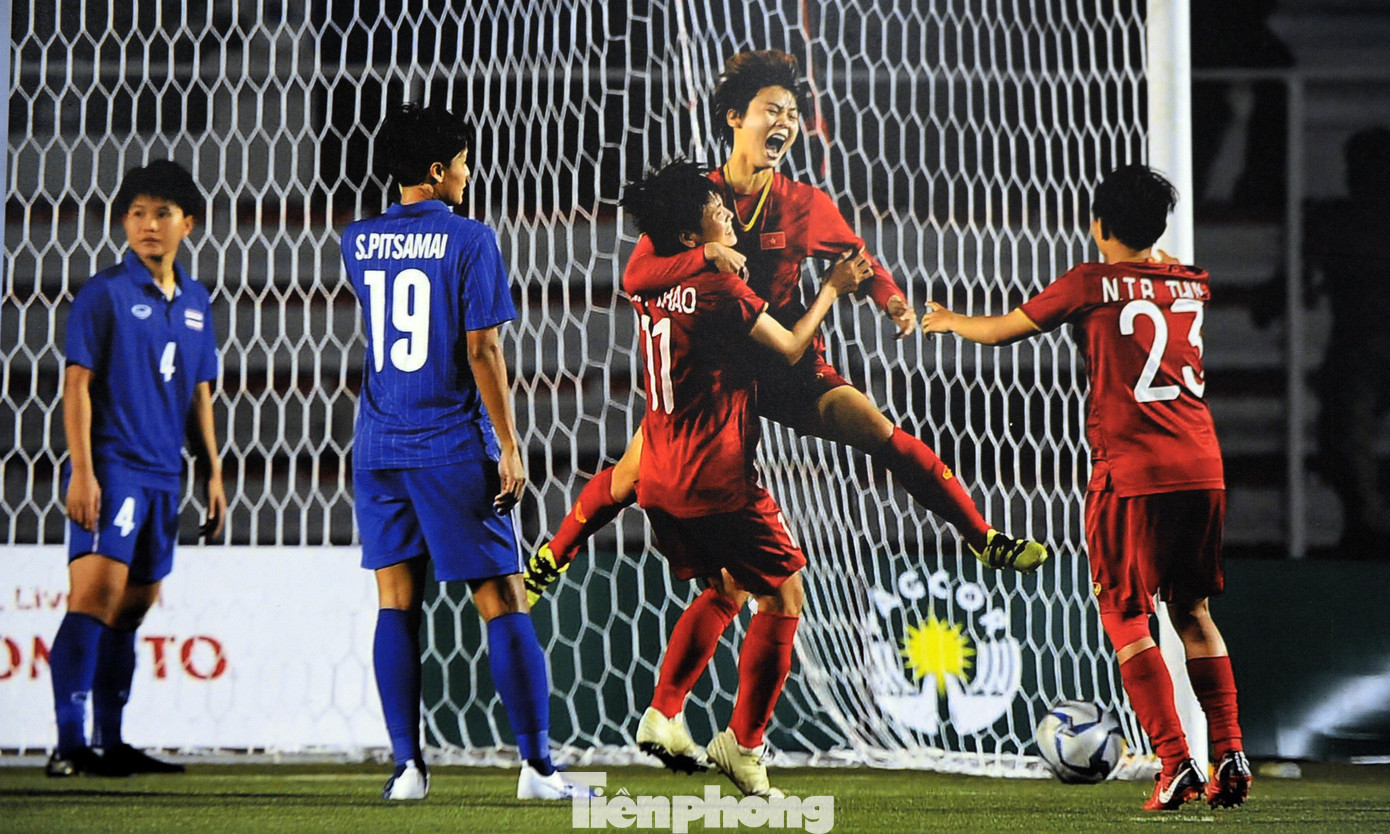 Khoảnh khắc phụ nữ Việt Nam từ 'bông hồng thép' đến 'cô gái vàng' ảnh 10