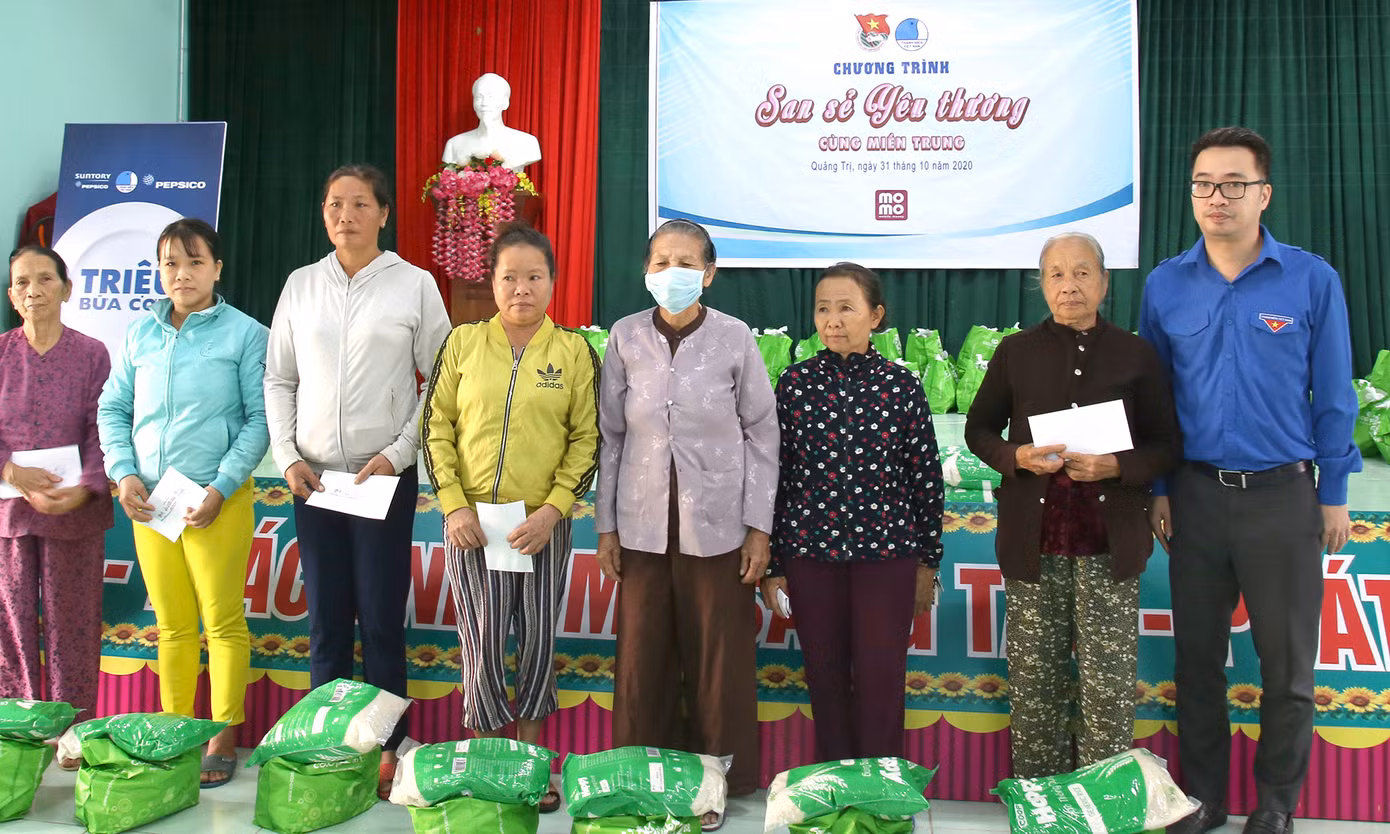 Nhiều phần quà, công trình 'san sẻ yêu thương cùng miền Trung' tặng Quảng Trị ảnh 1