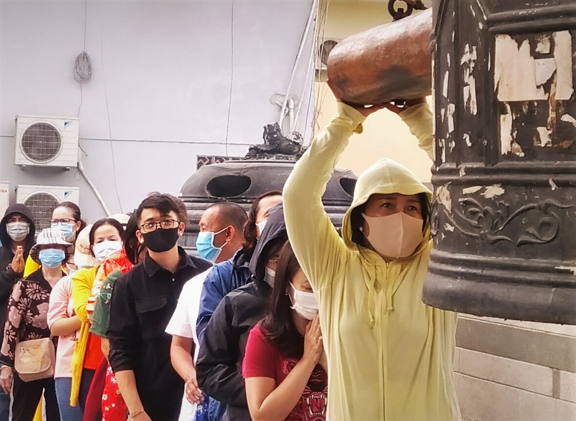 Người Sài Gòn xếp hàng dài đánh chuông ngày đầu năm mới ảnh 4