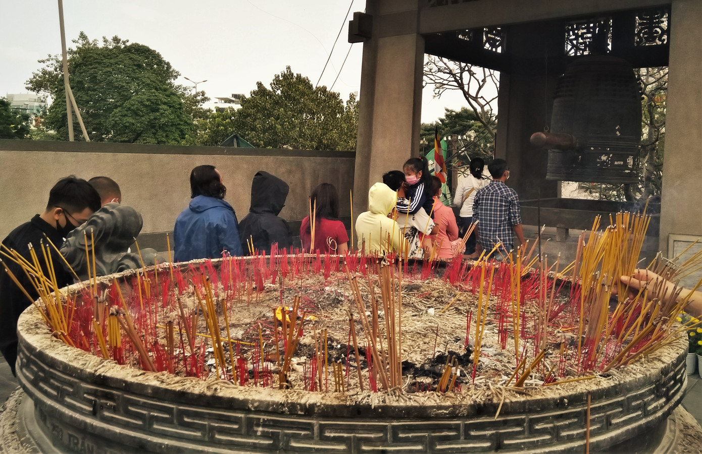 Người Sài Gòn xếp hàng dài đánh chuông ngày đầu năm mới ảnh 2